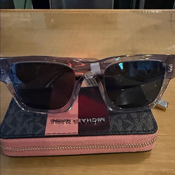 It’s 100% authentic product women’s sunglasses - Picture 1 of 3